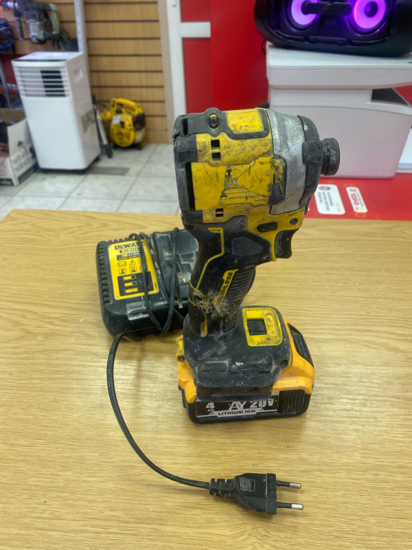 Гайковерт Dewalt 20V